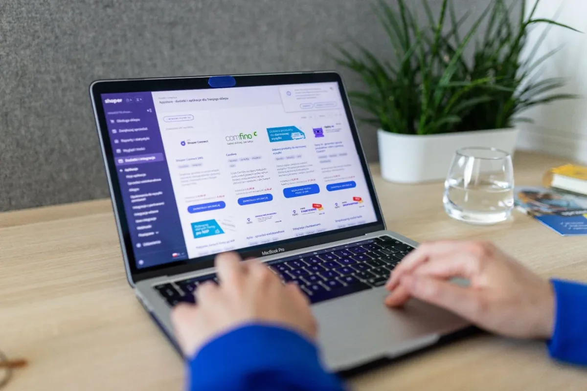 Shopify vs Website Custom untuk UMKM Indonesia: Perbandingan Jujur 2026