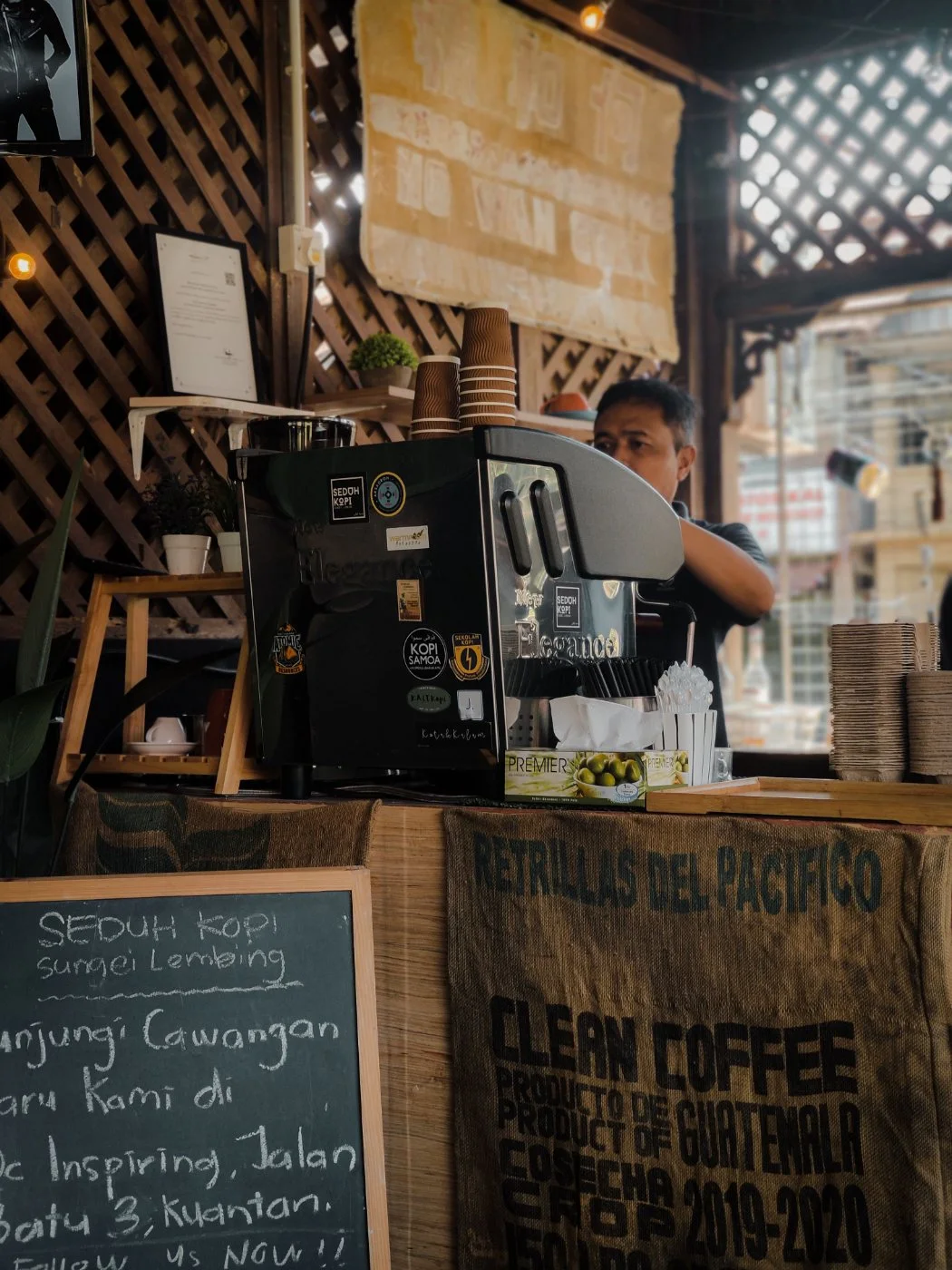 Warung Kopi Kecil yang Ramai Turis karena Muncul di Halaman 1 Google Maps dan Website